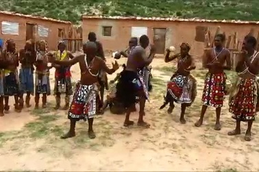 Kỳ lạ bộ lạc thích dùng phân bò để làm phụ kiện thời trang và tạo kiểu tóc!