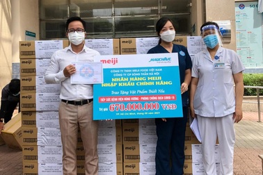 Trao tặng sản phẩm dinh dưỡng Meiji cho mẹ và bé điều trị tại BV Hùng Vương