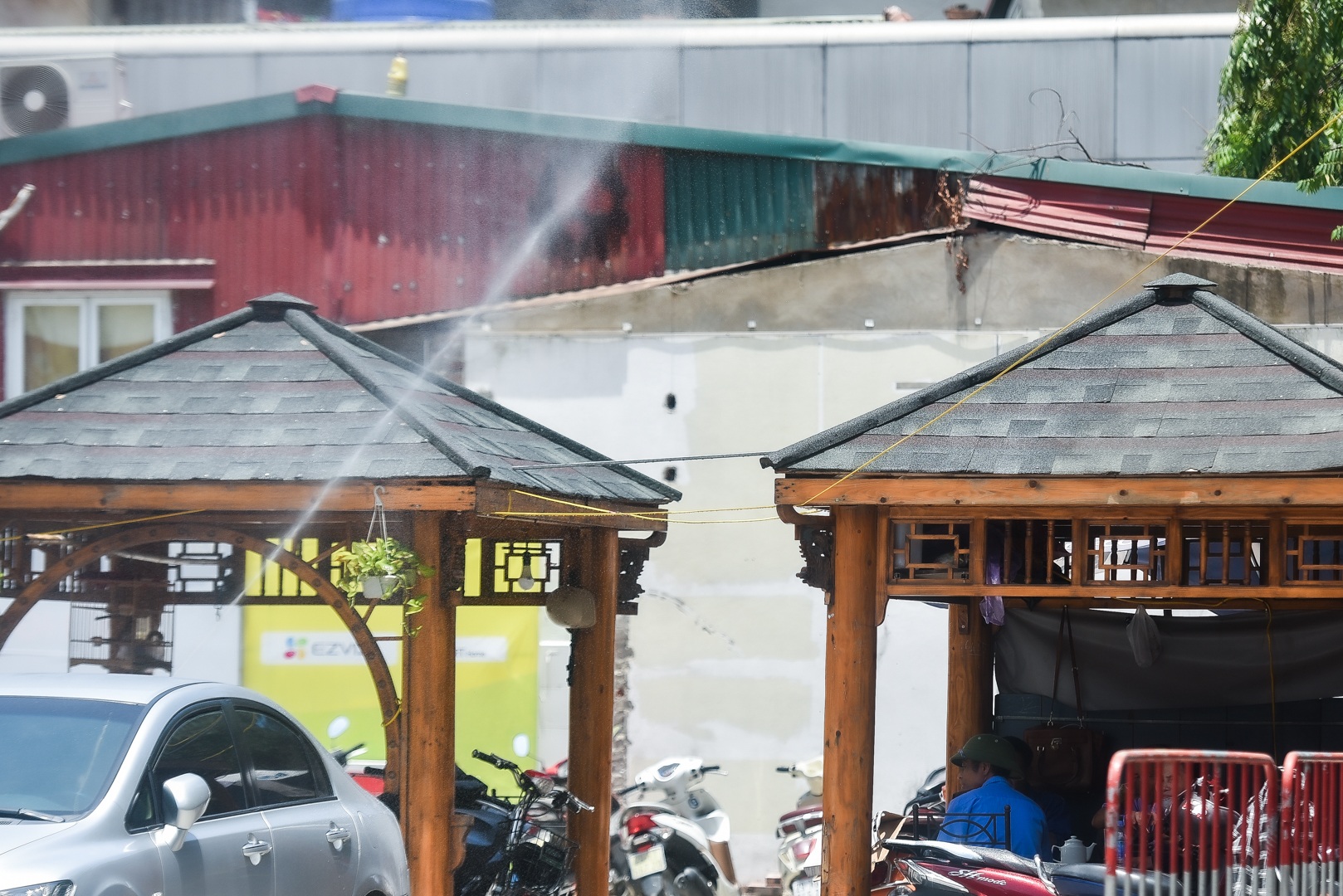 Người dân gồng mình mưu sinh dưới cái nắng cháy da của thủ đô - 17 Người dân gồng mình mưu sinh dưới cái nắng cháy da của thủ đô - 17