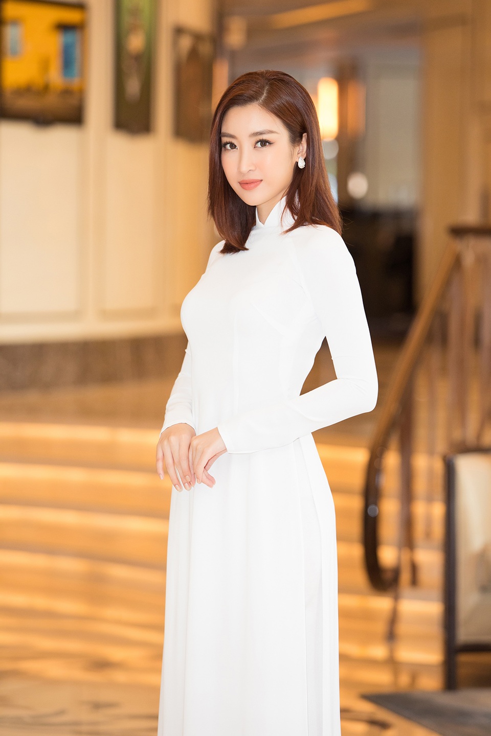 Hoa hậu Đỗ Mỹ Linh, Trần Tiểu Vy, Lương Thuỳ Linh đọ dáng với áo dài trắng - 8 Hoa hậu Đỗ Mỹ Linh, Trần Tiểu Vy, Lương Thuỳ Linh đọ dáng với áo dài trắng - 8