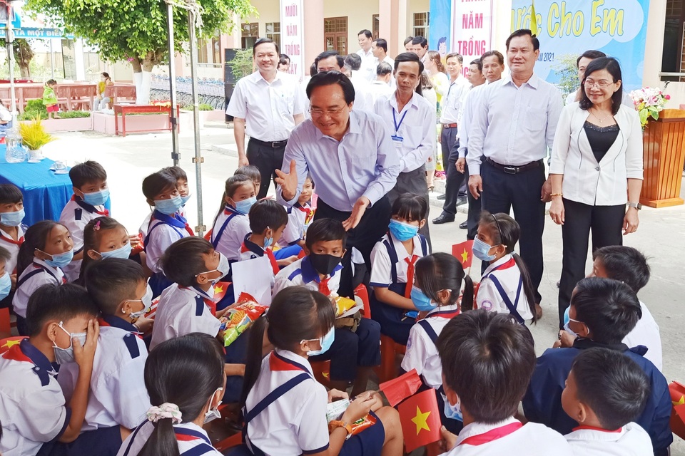 Bộ trưởng GDĐT trao quà Điều ước cho em tới học sinh Bạc Liêu - 3 Bộ trưởng GDĐT trao quà Điều ước cho em tới học sinh Bạc Liêu - 3