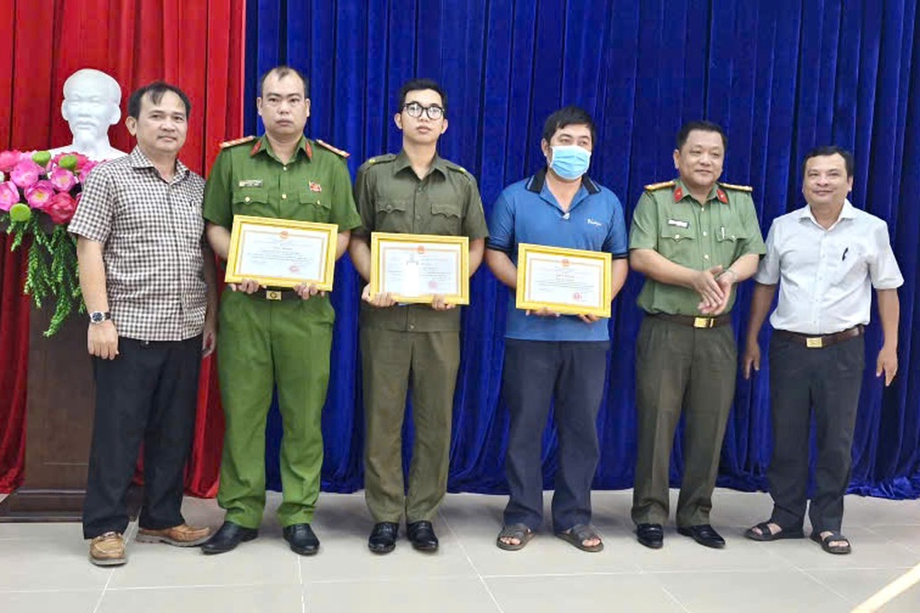 Nam thanh niên nghi trộm cắp dùng dao tấn công cán bộ công an ở Tây Ninh - 1