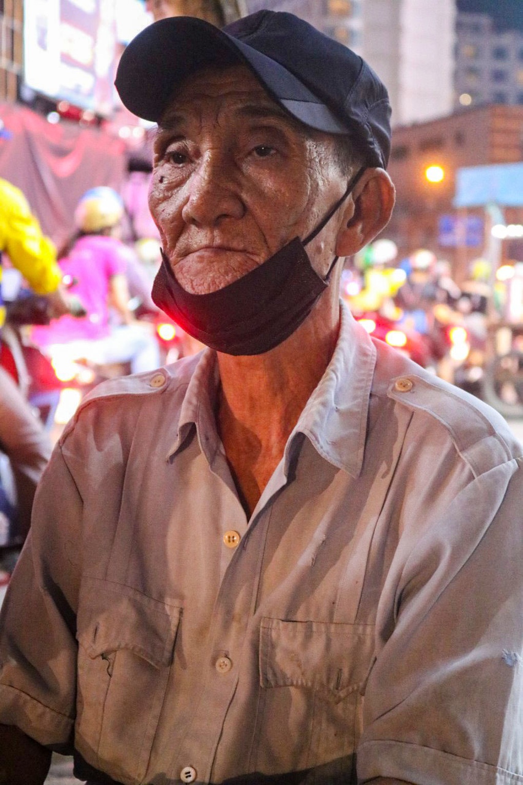 Cụ ông 70 tuổi không tiền, không gia đình, không ước mơ - 4 Cụ ông 70 tuổi không tiền, không gia đình, không ước mơ - 4