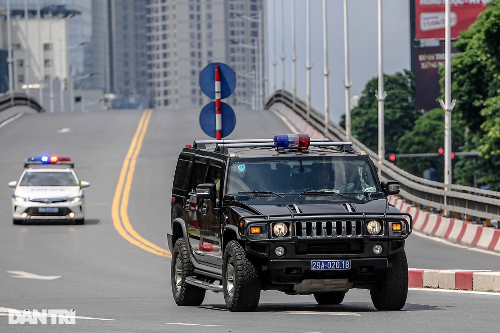 Soi dàn xe tinh hoa công nghiệp ô tô Mỹ lăn bánh trên đường phố Hà Nội - 8