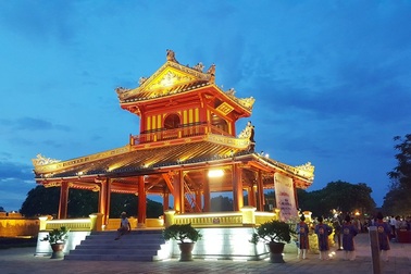 Phu Văn Lâu tỏa vẻ đẹp rực rỡ trong đêm