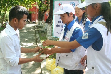 Hơn 2.100 suất cơm trưa miễn phí hỗ trợ thí sinh miền cao