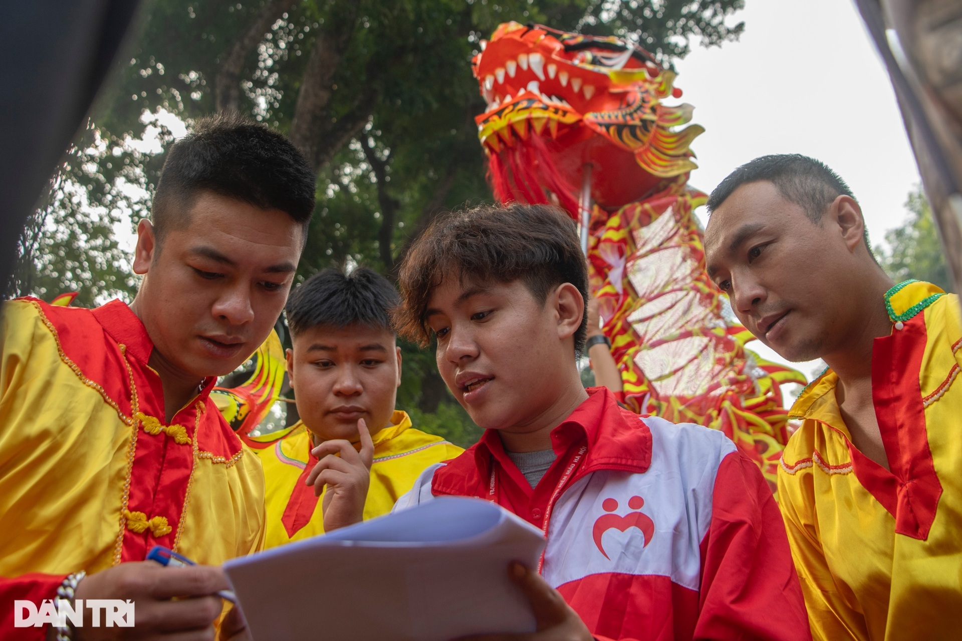 Nữ sinh 17 tuổi tham gia tranh tài múa Rồng nghệ thuật Hà Nội - 2 Nữ sinh 17 tuổi tham gia tranh tài múa Rồng nghệ thuật Hà Nội - 2