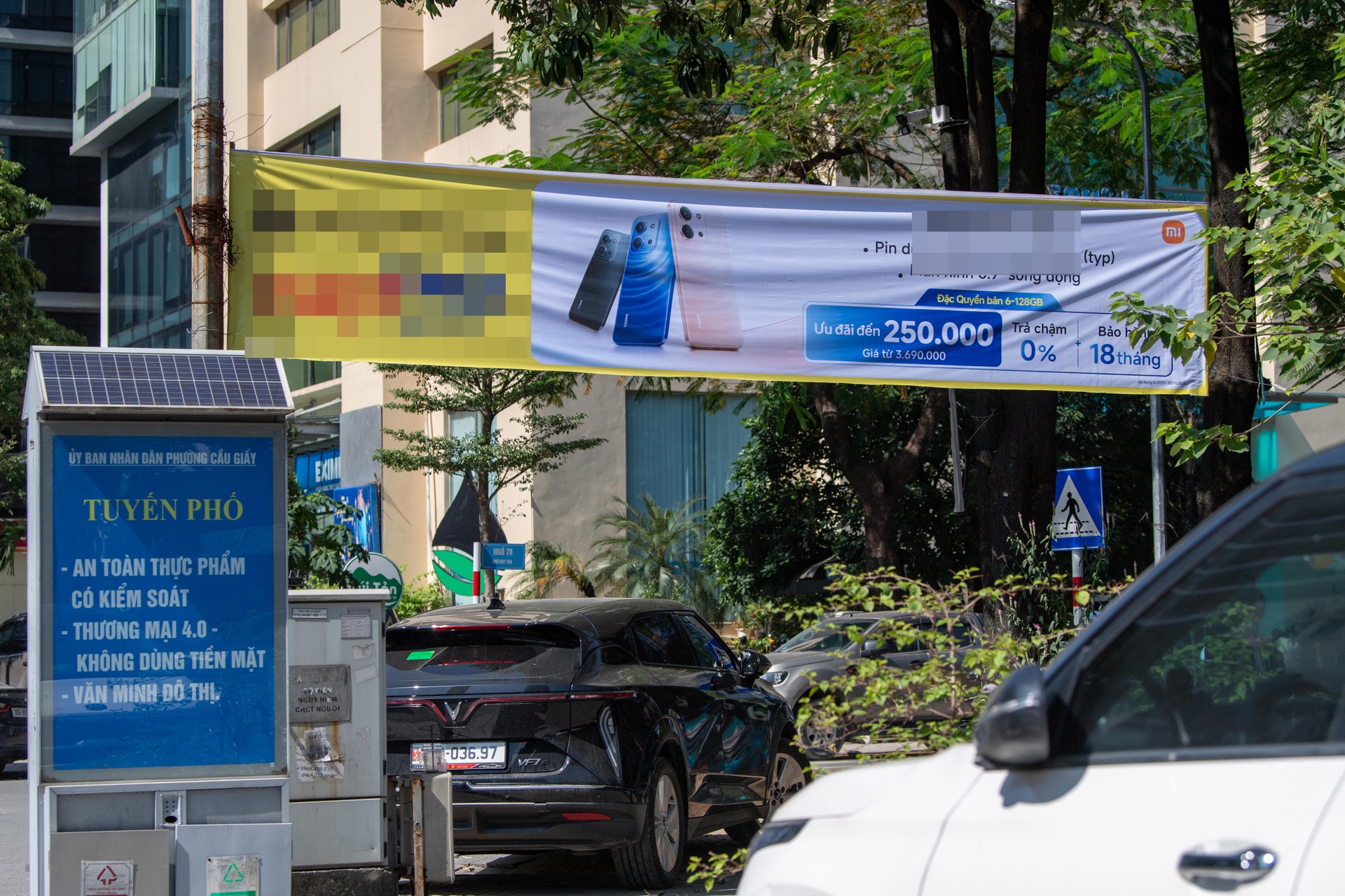 Ma trận bảng, biển quảng cáo gây mất mỹ quan đô thị Hà Nội - 5 Ma trận bảng, biển quảng cáo gây mất mỹ quan đô thị Hà Nội - 5