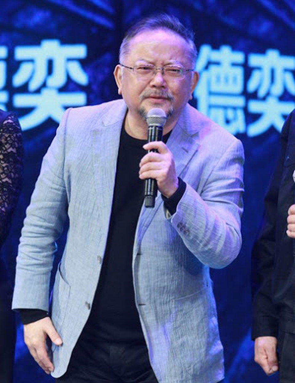 Hòa Thân Vương Cương sống sung túc bên người vợ kém 20 tuổi - 15