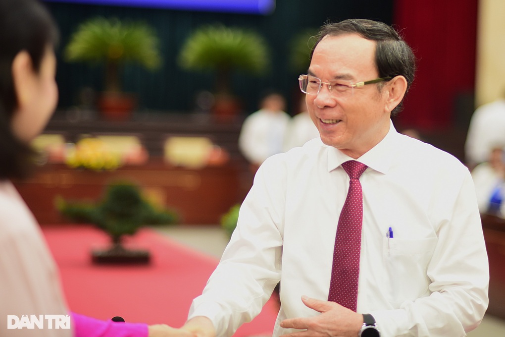 HIEUTHUHAI chia sẻ với Bí thư TPHCM về chương trình Anh trai say hi - 1 HIEUTHUHAI chia sẻ với Bí thư TPHCM về chương trình Anh trai say hi - 1