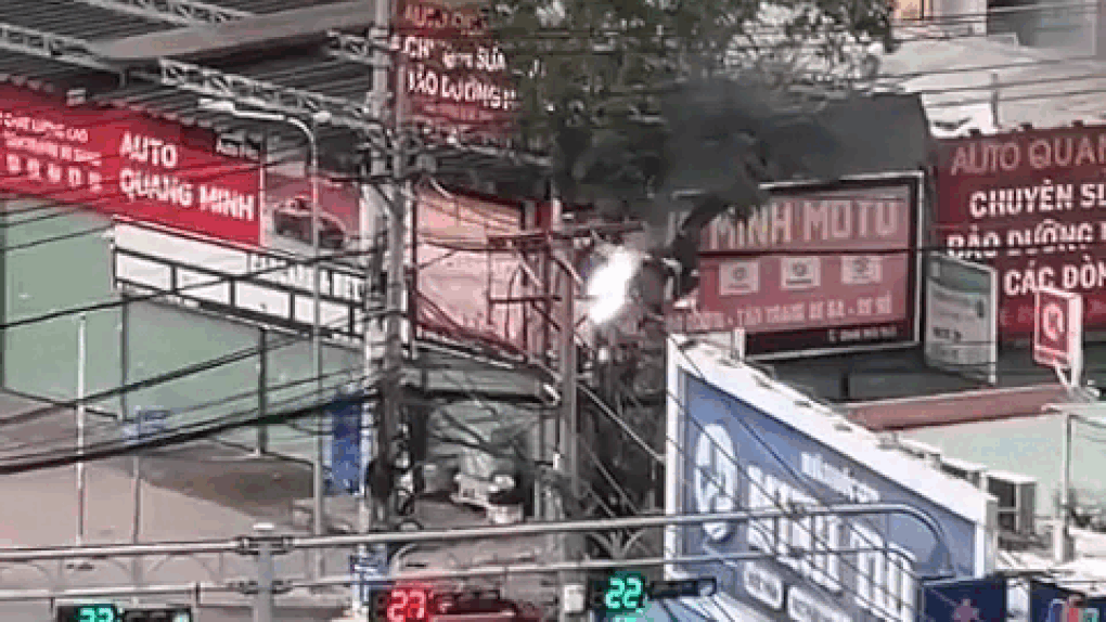 Nổ đường dây điện ở TPHCM khiến người đi đường hốt hoảng - 1