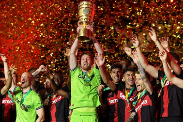 Chơi với 10 người, Bayer Leverkusen vẫn vô địch Cúp quốc gia Đức