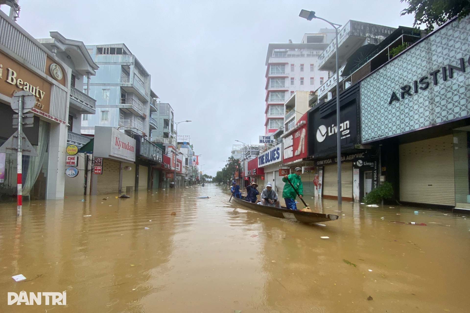Nhiều nơi ở Huế lại chìm trong mưa lũ, rác thải bủa vây các khu phố - 11