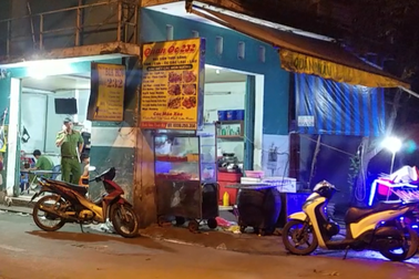 Ngồi trong nhà, người phụ nữ bị nhóm người xông vào chém rớt 2 ngón tay