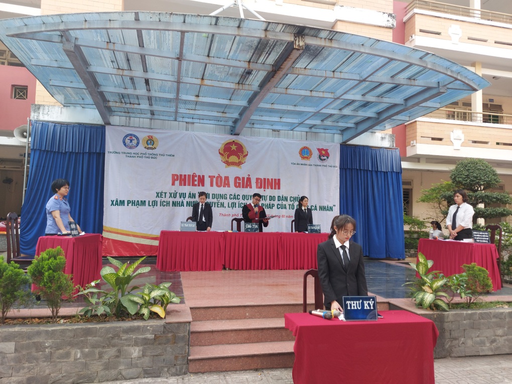 TPHCM: Xét xử phiên tòa giả định về tội lợi dụng quyền tự do dân chủ - 1 TPHCM: Xét xử phiên tòa giả định về tội lợi dụng quyền tự do dân chủ - 1