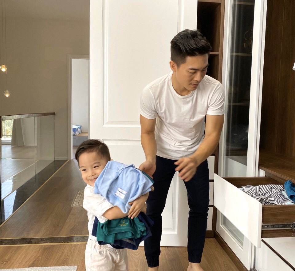 Quốc Cơ dạy con trai 4 tuổi giặt quần áo trong những ngày tránh dịch - 6 Quốc Cơ dạy con trai 4 tuổi giặt quần áo trong những ngày tránh dịch - 6