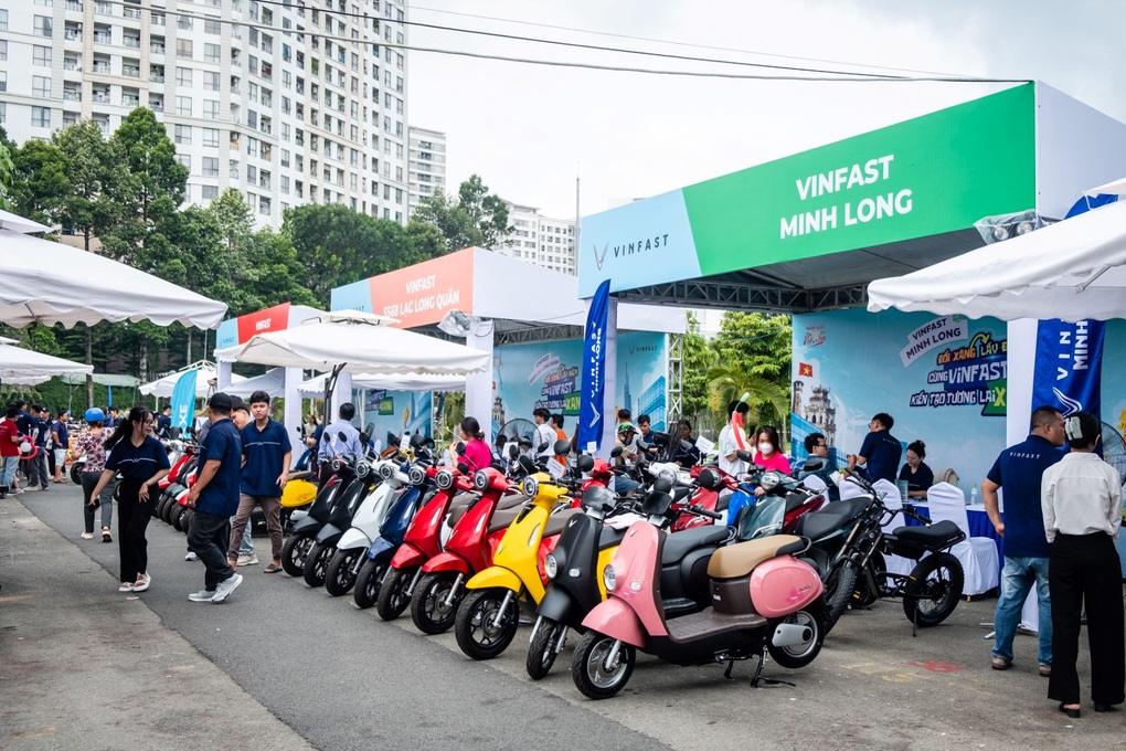 Người dân hào hứng sắm xe máy VinFast trong ngày hội “đổi xăng lấy điện” tại TPHCM - 1 Người dân hào hứng sắm xe máy VinFast trong ngày hội “đổi xăng lấy điện” tại TPHCM