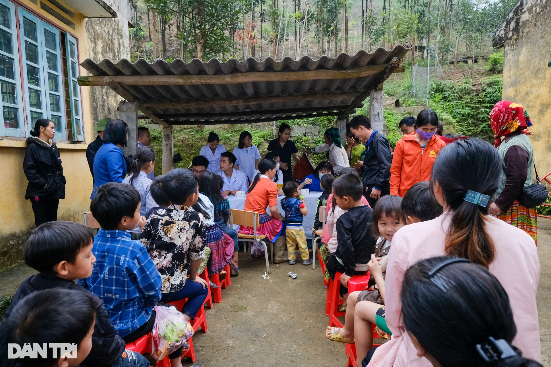 Trẻ em bản nghèo ở Lào Cai đón niềm vui bất ngờ - 2 Trẻ em bản nghèo ở Lào Cai đón niềm vui bất ngờ - 2