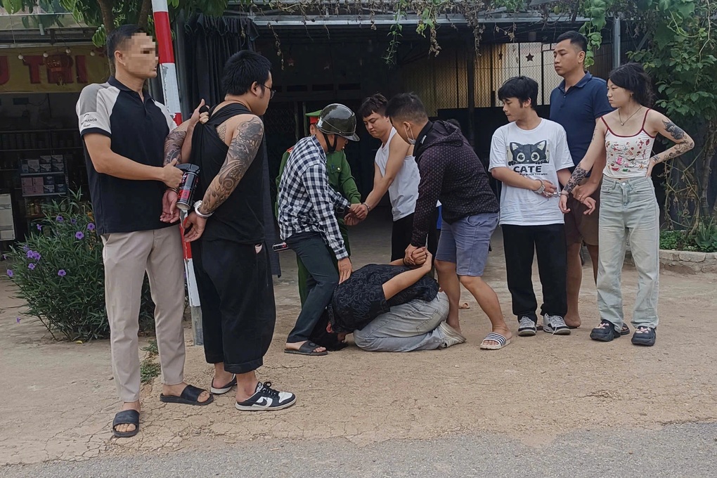 Truy bắt 4 người nước ngoài xịt hơi cay, cướp ô tô - 1