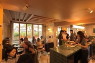 Quán cà phê của 2 người Việt tại Pháp đông nghịt khách sau một lần mất điện