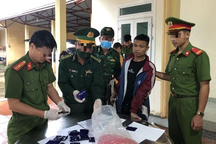 Phục kích, tóm gọn đối tượng vận chuyển 18.000 viên ma túy tổng hợp