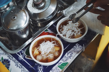 Trổ tài làm chè sắn nóng hổi, món ngon đặc trưng nên thử vào mùa đông