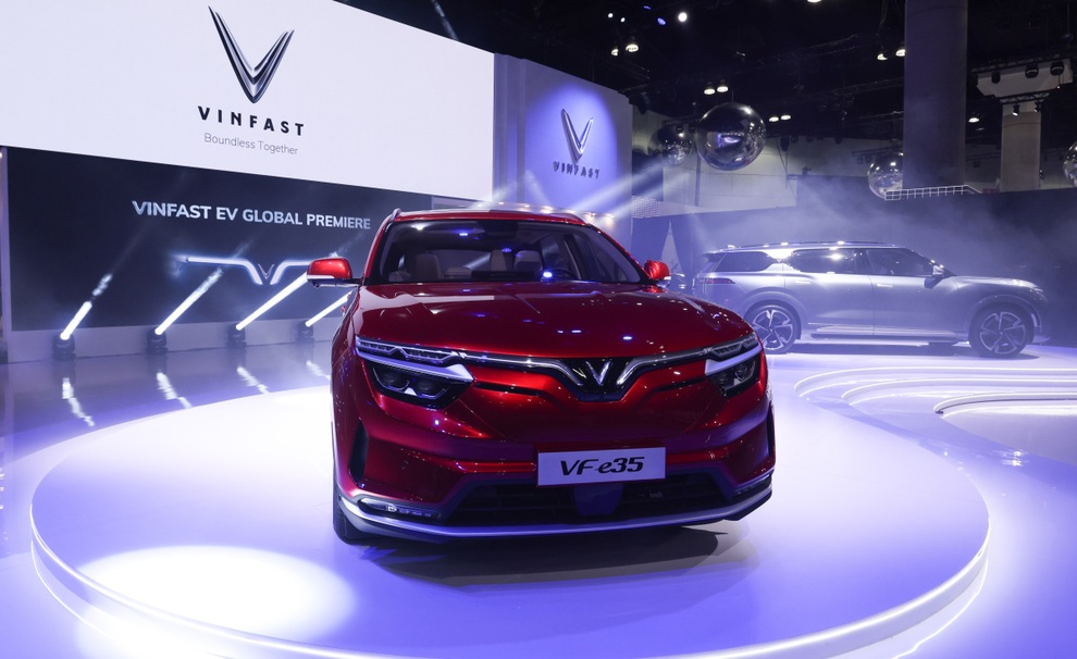 Chi tiết VinFast VF e35: Xe SUV điện hạng E vừa ra mắt trên đất Mỹ - 9 Chi tiết VinFast VF e35: Xe SUV điện hạng E vừa ra mắt trên đất Mỹ - 9