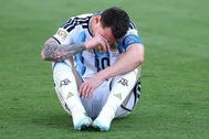 Lionel Messi rơi nước mắt, đi vào lịch sử trong ngày buồn của Argentina