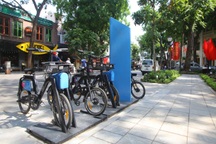 Hà Nội: Vườn hoa kiểu mẫu đầu tiên đặt xe đạp phục vụ du khách