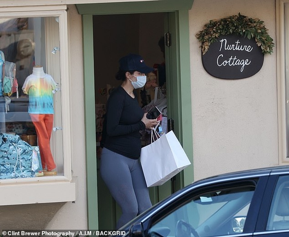 Katharine McPhee lộ bụng bầu khi ra phố cùng chồng 71 tuổi - 2 Katharine McPhee lộ bụng bầu khi ra phố cùng chồng 71 tuổi - 2