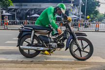 Tài xế công nghệ dỏm vào bãi xe Tân Sơn Nhất đón khách phải chung chi tiền?