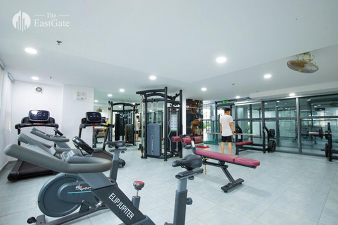 Phòng gym được trang bị đầy đủ các thiết bị luyện tập hiện đại.