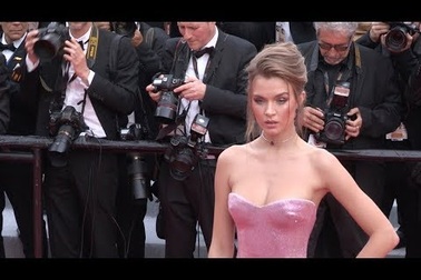 Josephine Skriver khoe ngực căng đầy