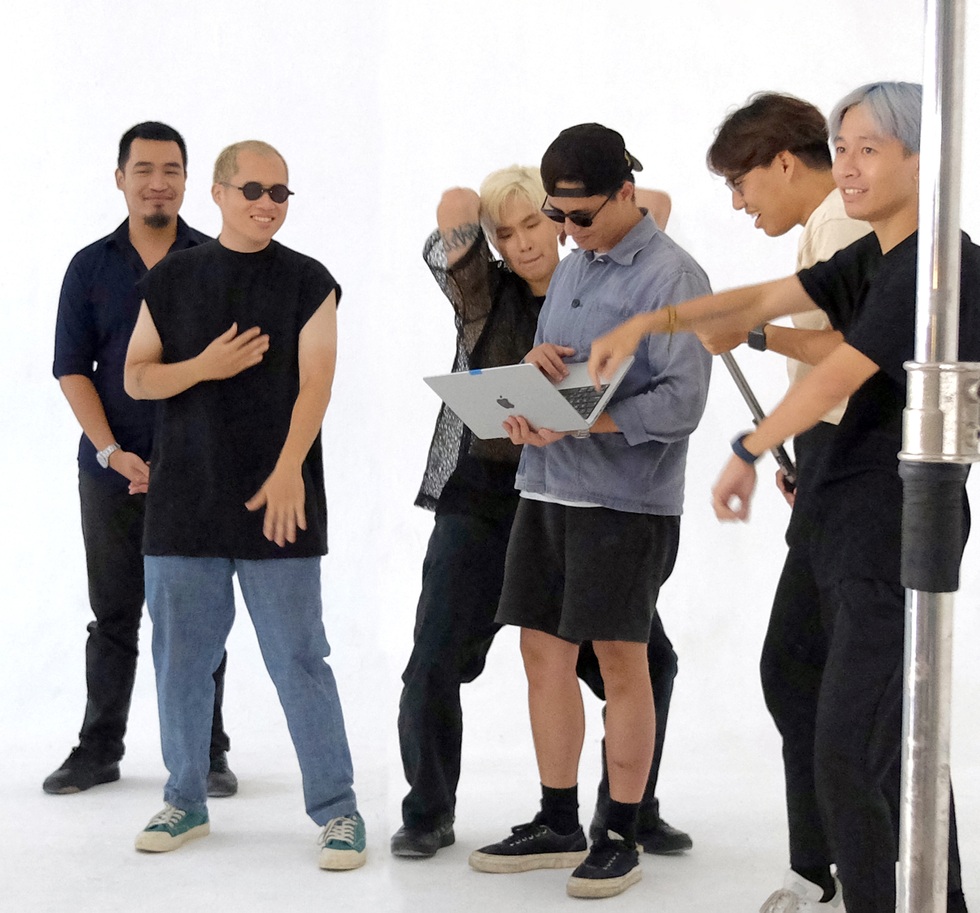 Nhà thiết kế đứng sau đề cử Grammy đầu tiên của Việt Nam là ai? - 4