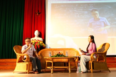 Giáo sư Ngô Bảo Châu giao lưu, trò chuyện với học sinh, sinh viên Huế