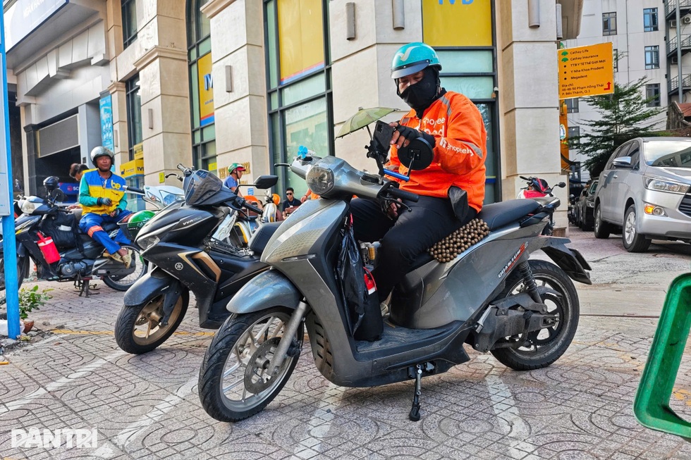 Tài xế ở TPHCM xoay xở với bài toán xe máy điện - 1 Tài xế ở TPHCM xoay xở với bài toán xe máy điện - 1