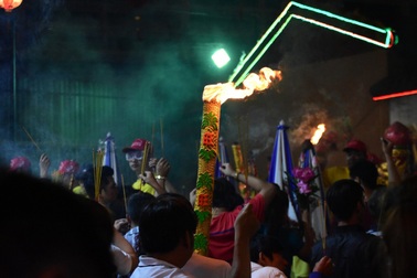 Vác hương "khủng" đi dâng lễ, xin lộc ở chùa Bà Thiên Hậu