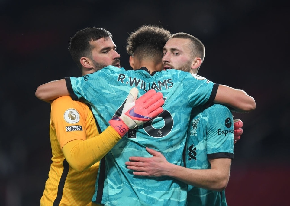 Trọng tài quay lưng, Liverpool vẫn thắng ngoạn mục trước Man Utd - 17 Trọng tài quay lưng, Liverpool vẫn thắng ngoạn mục trước Man Utd - 17
