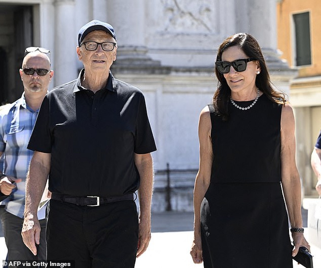 Tỷ phú Bill Gates sánh đôi cùng bạn gái dự đám cưới tỷ phú Jeff Bezos - 2 Tỷ phú Bill Gates sánh đôi cùng bạn gái dự đám cưới tỷ phú Jeff Bezos - 2