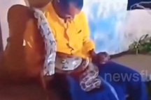 Ngủ quên ven đường, người đàn ông bị trăn quấn chặt