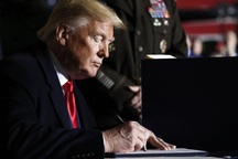 Ông Trump ký thông qua luật quốc phòng, ủng hộ Đài Loan, làm khó Huawei