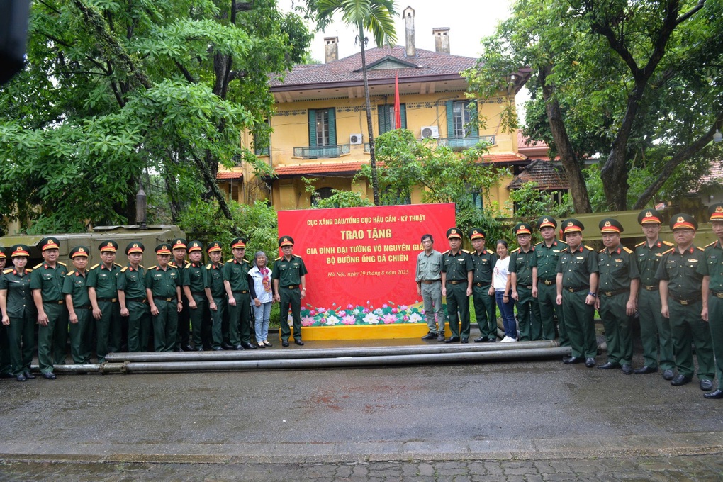 Tặng gia đình Đại tướng Võ Nguyên Giáp kỷ vật đường ống xăng dầu Trường Sơn - 1 Tặng gia đình Đại tướng Võ Nguyên Giáp kỷ vật đường ống xăng dầu Trường Sơn - 1