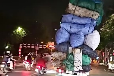 Chở quá tải, quá khổ, xe tải vẫn băng băng trên đường