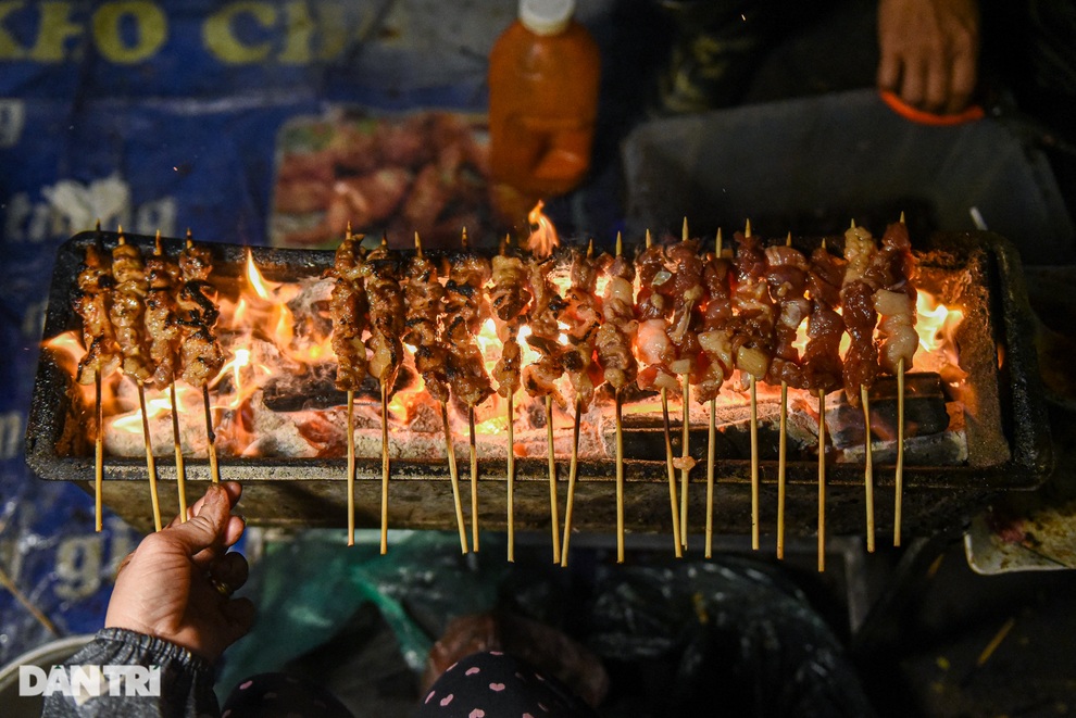 Quán thịt xiên chờ ở Hà Nội: Giá ngang cốc trà đá, ngày 1000 xiên bay vèo - 5 Quán thịt xiên chờ ở Hà Nội: Giá ngang cốc trà đá, ngày 1000 xiên bay vèo - 5
