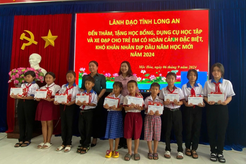 Học sinh đặc biệt khó khăn ở Long An vui mừng nhận quà năm học mới - 3 Học sinh đặc biệt khó khăn ở Long An vui mừng nhận quà năm học mới - 3