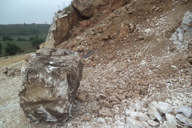 Bị đá lăn vào người, một công nhân tử vong