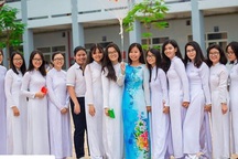 Trong lễ tổng kết năm học, học sinh lớp 12 hứa sống tử tế