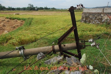 Lốc đi qua, nhà cửa sập đổ, 6 người bị thương