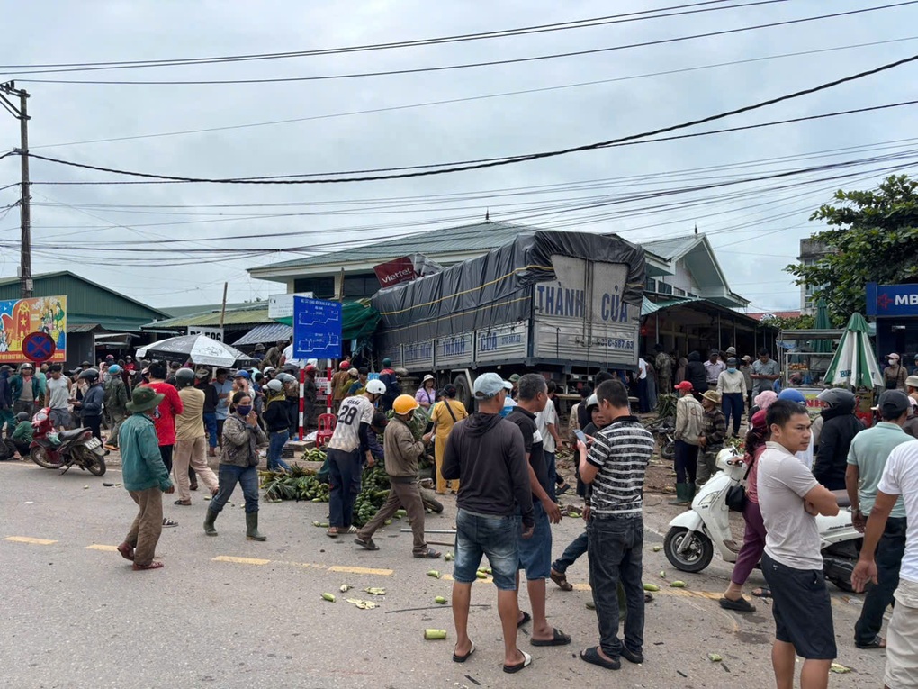 Xe tải lao vào chợ chuối, 3 người chết, 7 người bị thương - 2 Xe tải lao vào chợ chuối, 3 người chết, 7 người bị thương - 2
