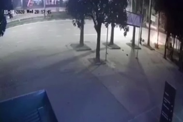 Khoảnh khắc "siêu mô tô" BMW phóng như bay, lộn vòng rồi bốc cháy